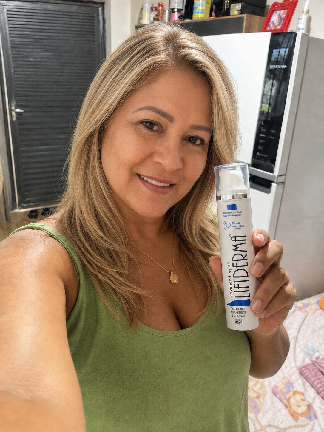 Mulher segurando o Liftderma