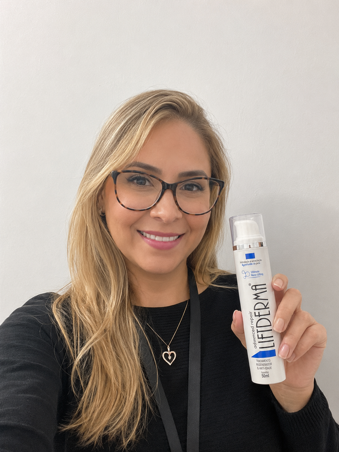 Mulher segurando o Liftderma
