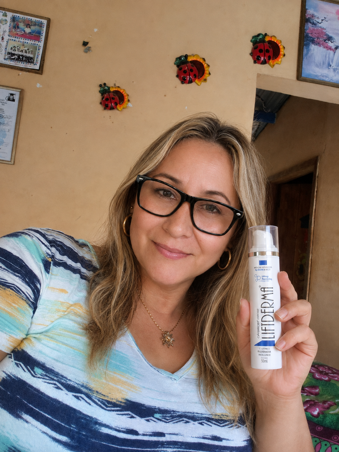 Mulher segurando o Liftderma